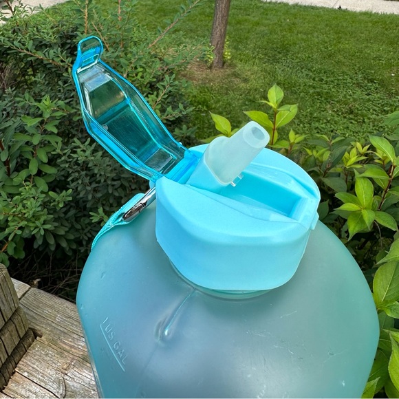 Manna Ombre Motivational Plastic Water Bottle with Leakproof Lid, 3.7-L or 1-Gal - Picture 3 of 6